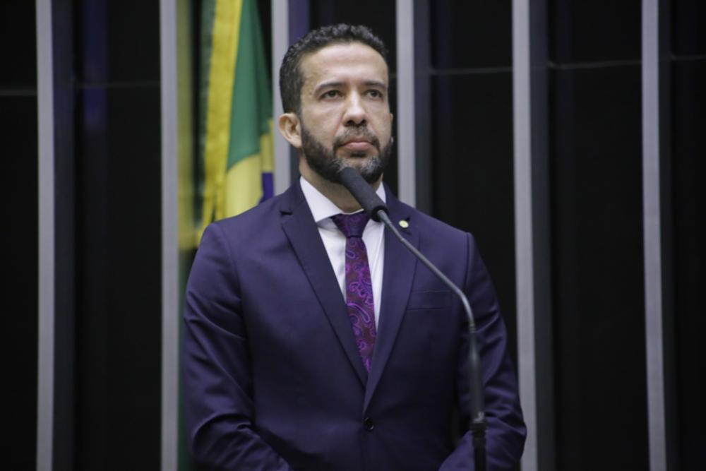Ministro do TSE pede a retirada de publicações de Janones contra Bolsonaro