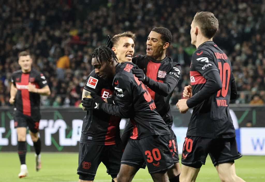 Leverkusen domina Werder Bremen, ultrapassa Bayern de Munique e recupera a ponta do Alemão