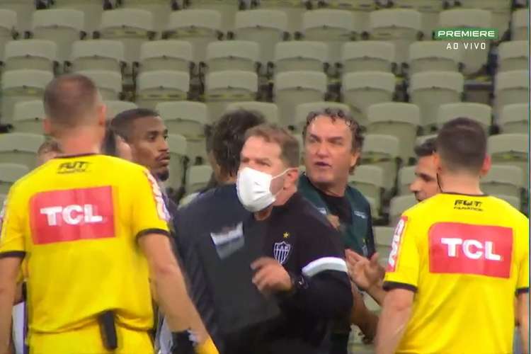 Cuca se desculpa com árbitro por chamá-lo de ‘vagabundo’ em derrota do Atlético-MG