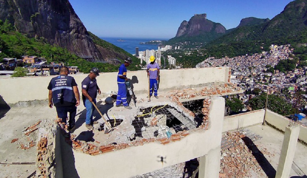 Prefeitura do Rio realiza demolição de mansão estimada em R$ 2,5 milhões na Rocinha