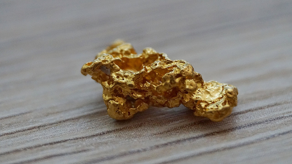 Garimpeiro amador encontra pepita de ouro avaliada em mais de R$ 830 mil na Austrália