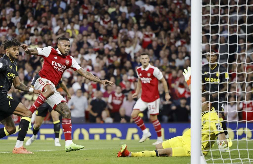 Gabriel Jesus e Martinelli marcam, Arsenal vence Aston Villa e segue 100% no Campeonato Inglês