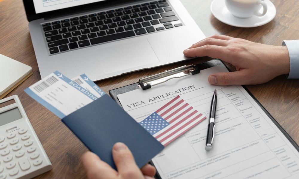 Fila para tirar visto dos EUA cai de quase dois anos de espera para oito meses