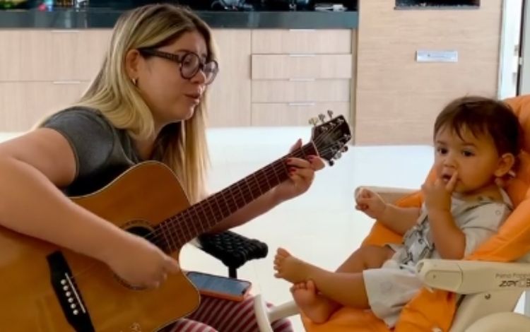 Marília Mendonça compõe música para celebrar 11 meses do filho: ‘Chorando’