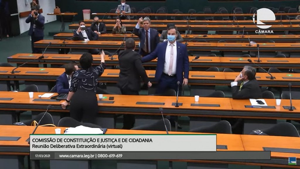 Sessão da CCJ é encerrada após bate boca entre deputados do PT e PSL; veja vídeo
