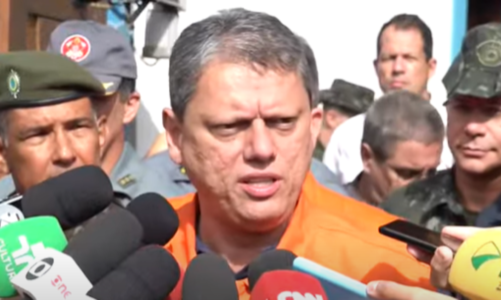 Tarcísio de Freitas diz que PM vai atuar para impedir saques em São Sebastião