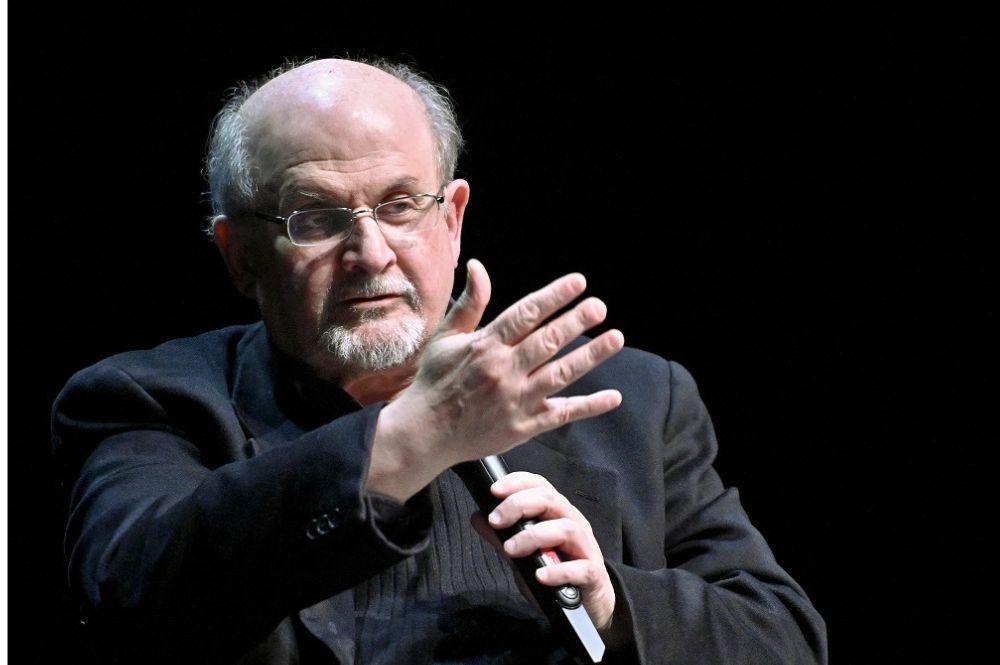Salman Rushdie continua em ‘estado crítico’, mas mostra primeiros sinais de recuperação