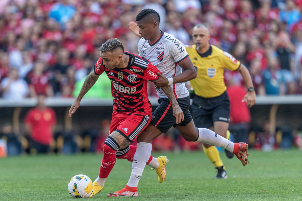 Flamengo deslancha no segundo tempo, massacra o Athletico-PR e assume vice-liderança