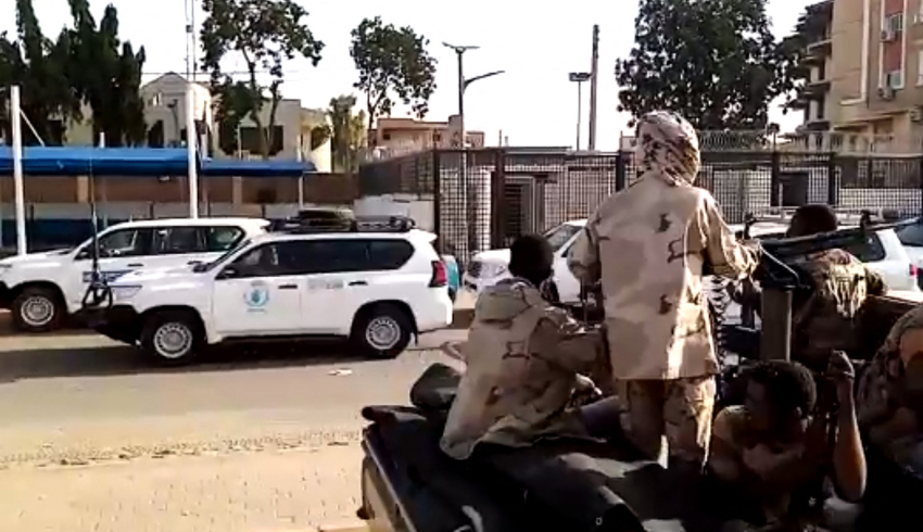 EUA e outros países agem para retirar cidadãos do Sudão em meio a intensos confrontos