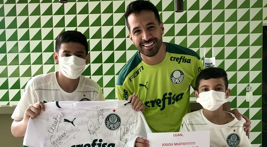 Vilão no Mundial, Luan recebe apoio de torcedores na reapresentação do Palmeiras 