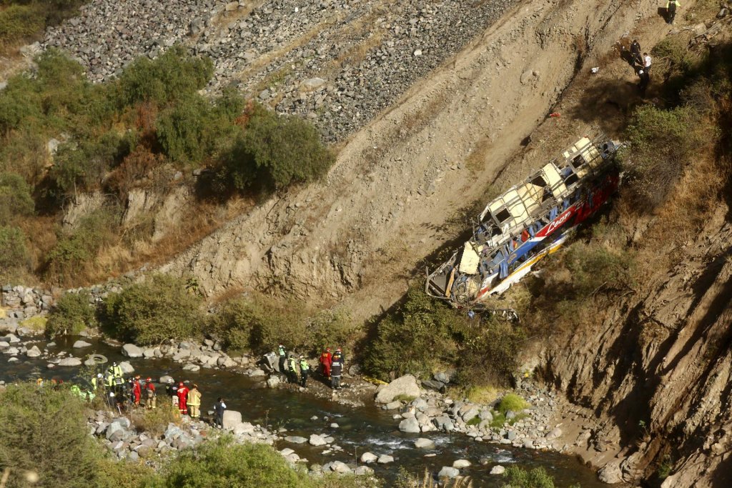 Pelo menos 29 pessoas morrem após ônibus despencar de barranco no Peru