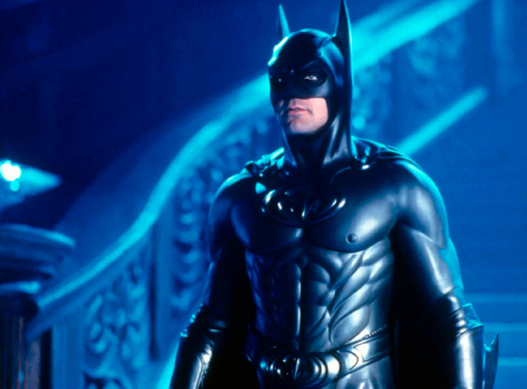 Traje do Batman com mamilos usado por George Clooney vai a leilão; veja valor