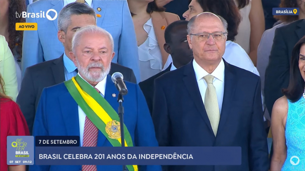 Lula chega à Esplanada em carro aberto para desfile do 7 de Setembro; acompanhe com comentários da Jovem Pan