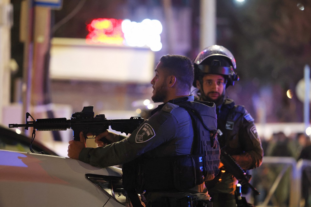 Terrorista armado atira contra delegacia em Jerusalém e fere dois policiais