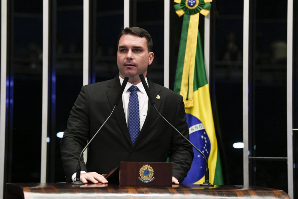 Randolfe convida Flávio Bolsonaro a explicar orientações da Abin em caso das ‘rachadinhas’