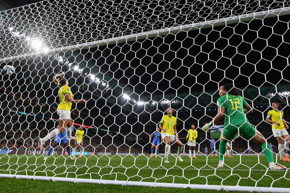 Brasil perde para a França e vai decidir classificação para a Copa do Mundo feminina na última rodada