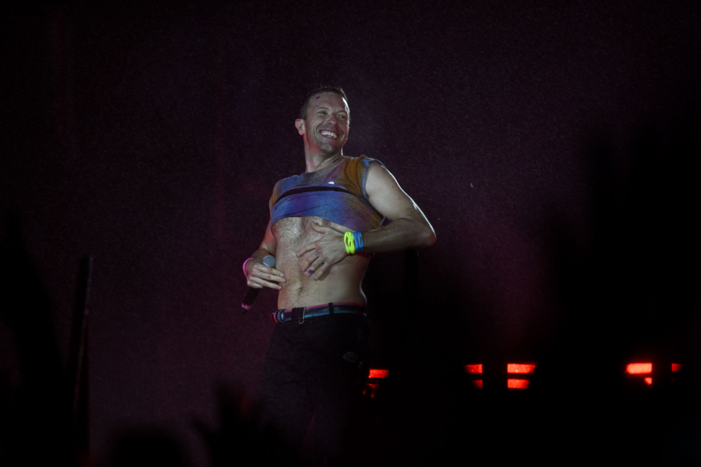 Baixa devolução de pulseiras nos shows do Coldplay em SP causa polêmica e divide opiniões