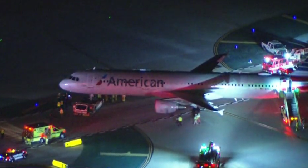 Ônibus colide com avião em pista de aeroporto e deixa cinco feridos em Los Angeles