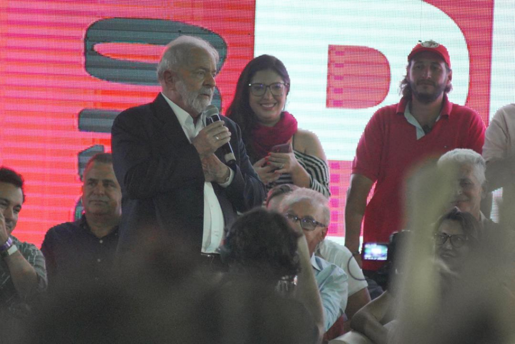 Lula critica privatizações, promete acabar com teto de gastos e é alvo de protestos em Juiz de Fora