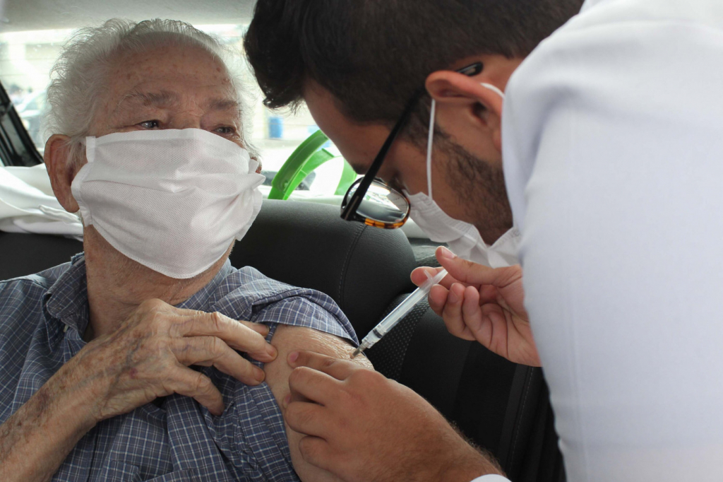 Com poucas filas, idosos relatam alívio ao tomar primeira dose da vacina em SP