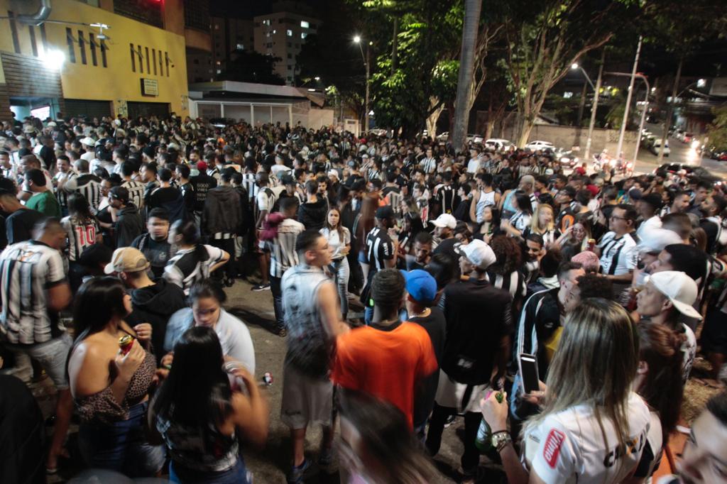 Jogo do Atlético-MG na Libertadores gera aglomerações em bares de BH