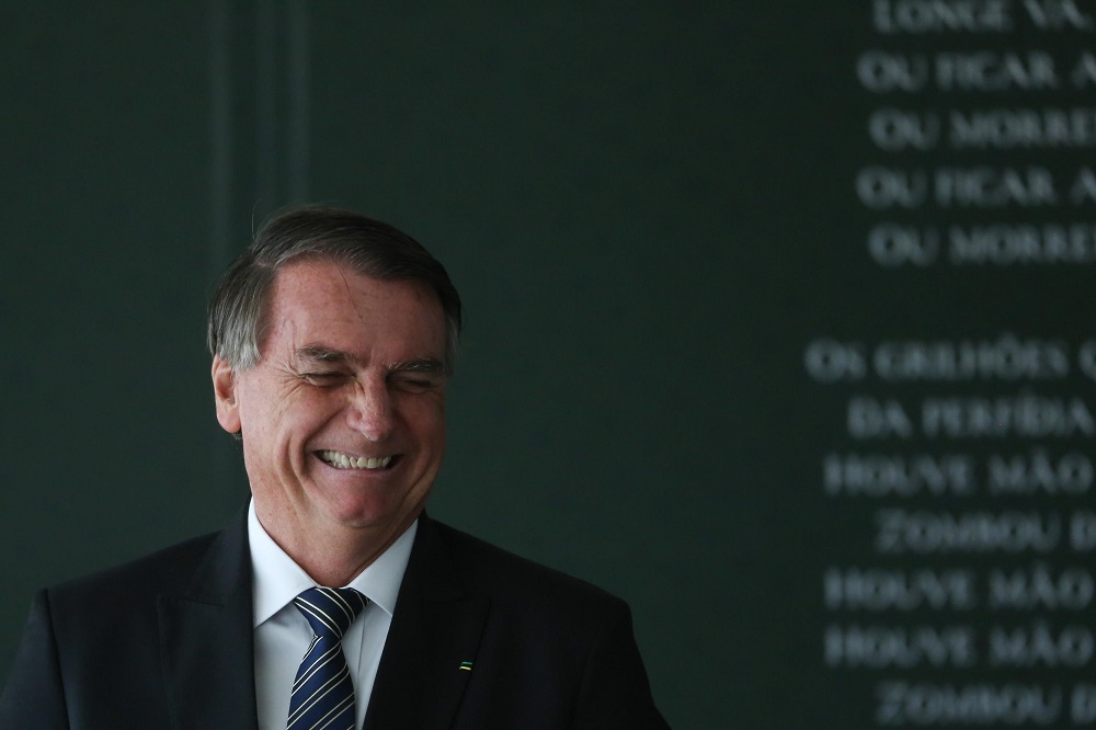 ‘Vou dar um beijo no Bonner’, brinca Bolsonaro