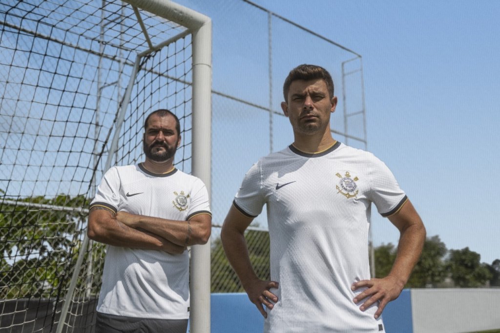 Corinthians lança camisa em homenagem aos títulos da Libertadores e do Mundial de Clubes
