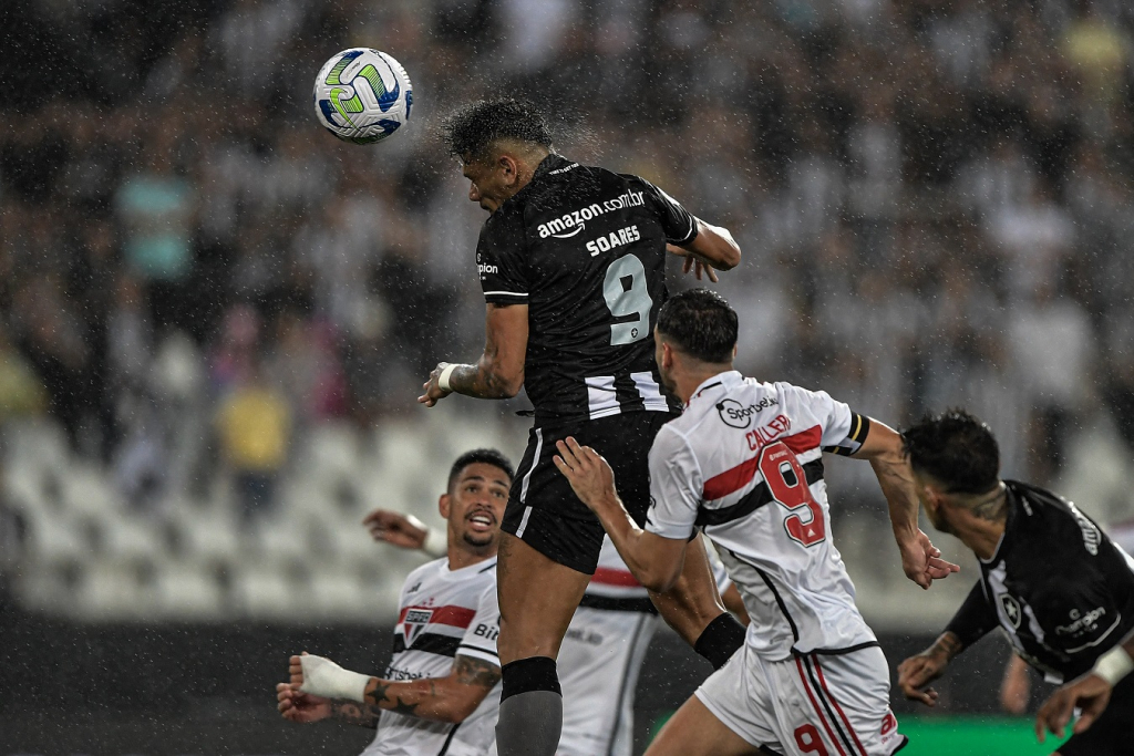 Com gol de Eduardo no fim, Botafogo vence São Paulo na rodada inaugural do Brasileirão