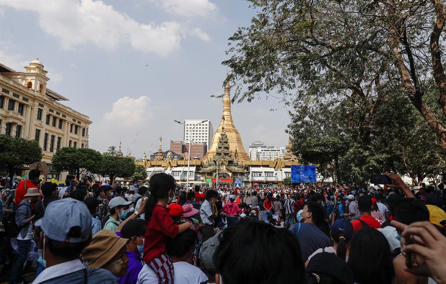 Myanmar: internet volta a funcionar e milhares protestam contra golpe militar