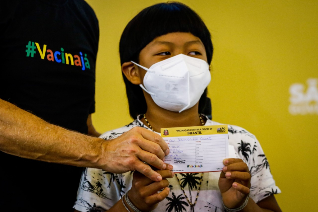 Indígena de 8 anos é a primeira criança vacinada contra Covid-19 no Brasil