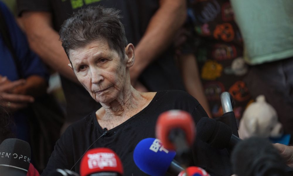Refém de 84 anos libertada pelo Hamas relata momentos no cativeiro: ‘Me bateram com paus’