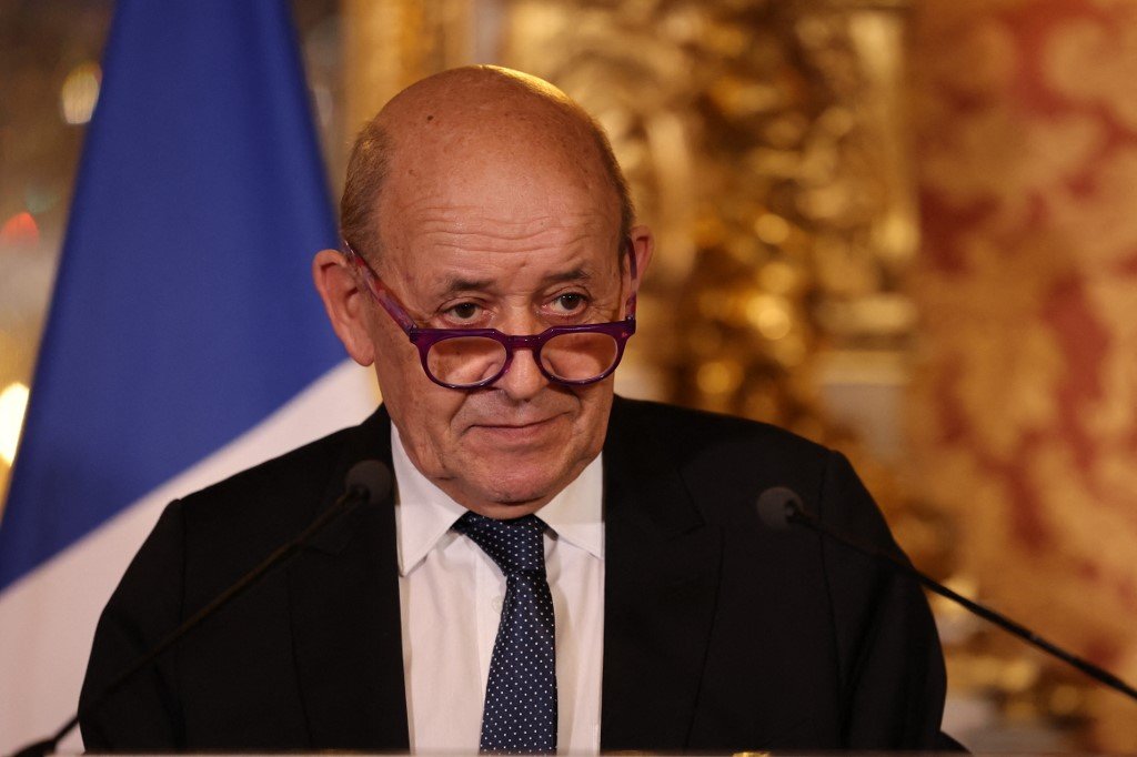França aprova mais 27 sanções contra instituições e indivíduos russos