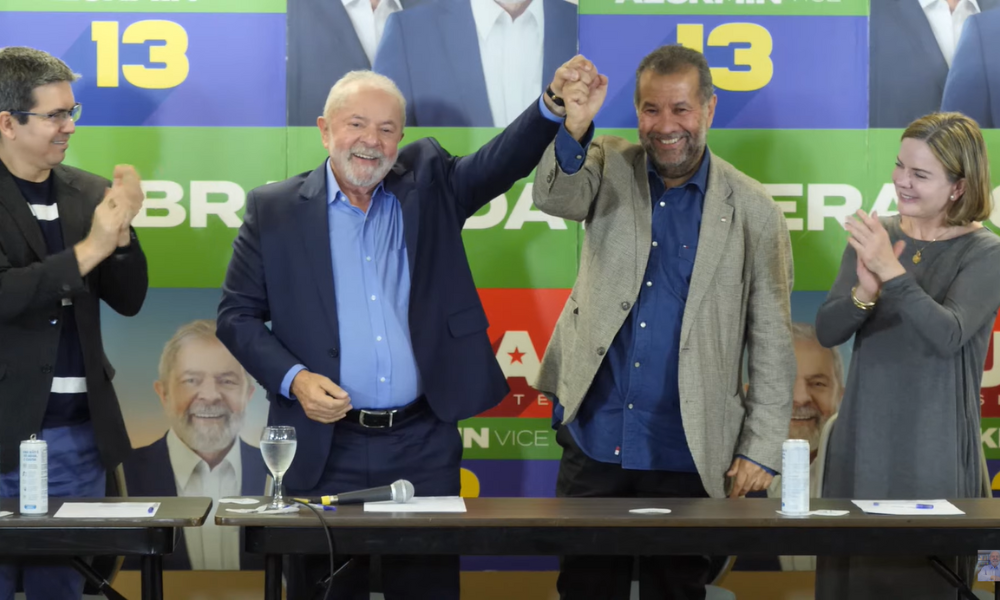 Lula encontra Carlos Lupi, faz aceno a Ciro e reforça aliança: ‘Juntar os diferentes para vencer’