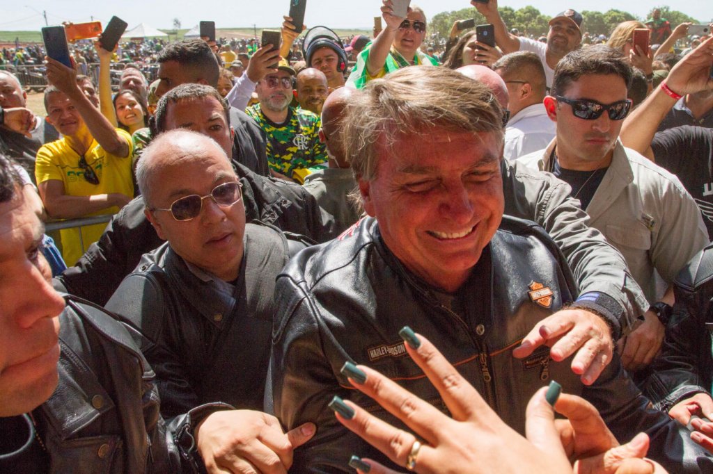 Bolsonaro é recebido por multidão após motociata e diz que Brasil continuará livre ‘custe o que custar’