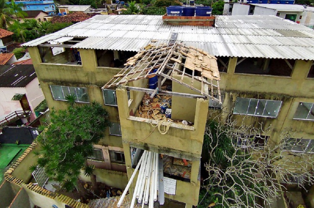 Prefeitura do Rio e Gaeco demolem prédio construído ilegalmente na Ilha da Gigoia