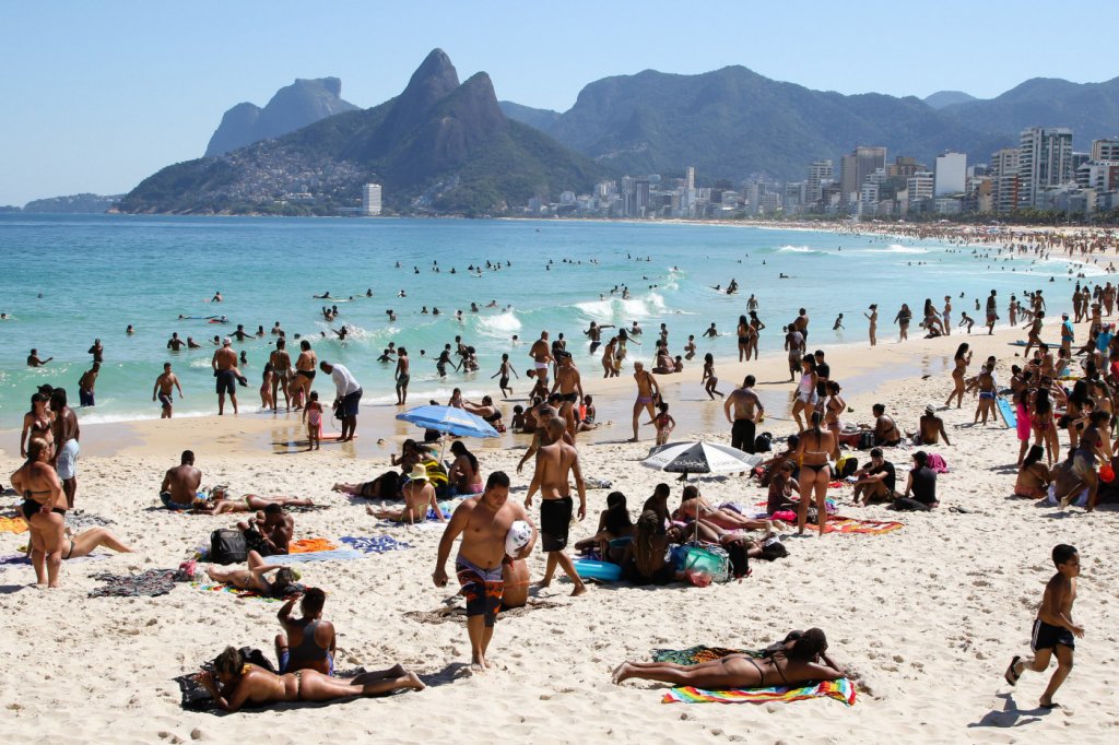 Rio suspende áreas de lazer e proíbe estacionamento na orla, mas praias continuam abertas