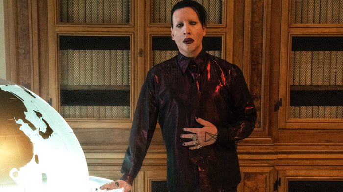 Marilyn Manson concorda em se entregar à polícia por suspeita de agressão