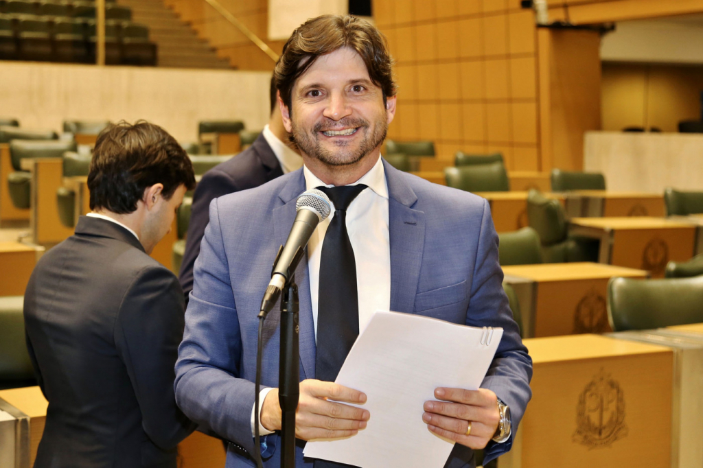André do Prado, deputado apoiado por Tarcísio de Freitas, é eleito presidente da Alesp