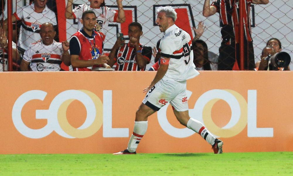 São Paulo bate Atlético-GO por 3 a 0 e vence a primeira no Brasileirão