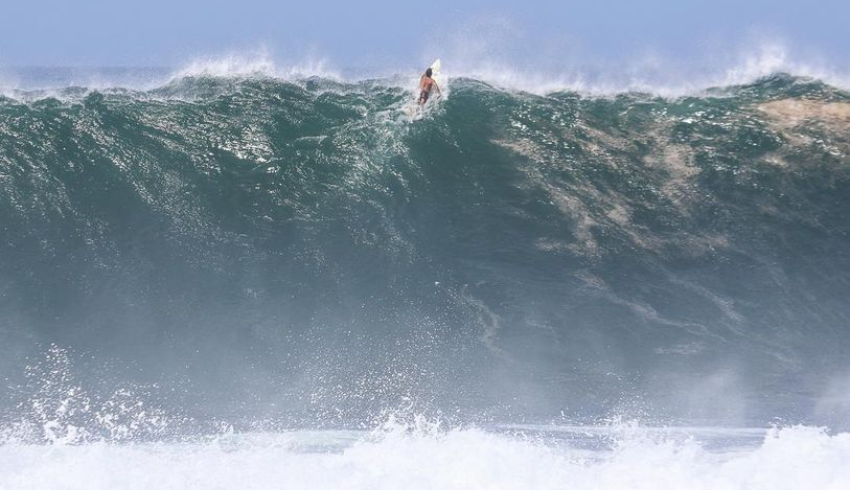 Ondas gigantes em Itacoatiara atingem 10 metros e atraem surfistas; veja registros