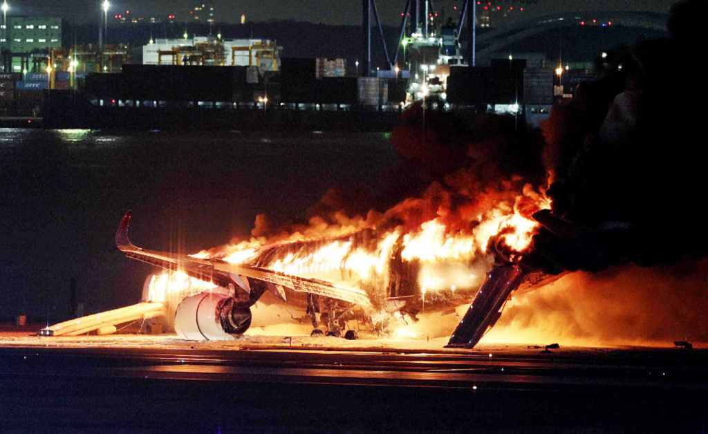 Colisão de aviões mata cinco no Japão; mais de 370 passageiros são retirados