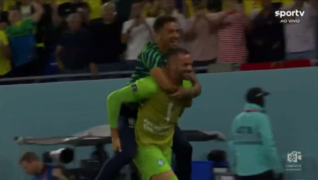 Lesionado, Danilo ‘pega carona’ com Weverton na comemoração do gol; assista