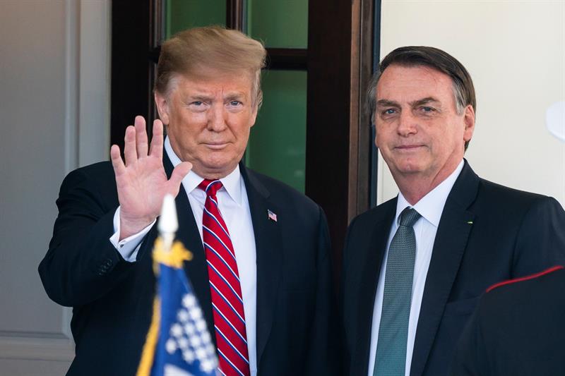Atos de Trump e Bolsonaro se assemelham a governos totalitários, avalia especialista