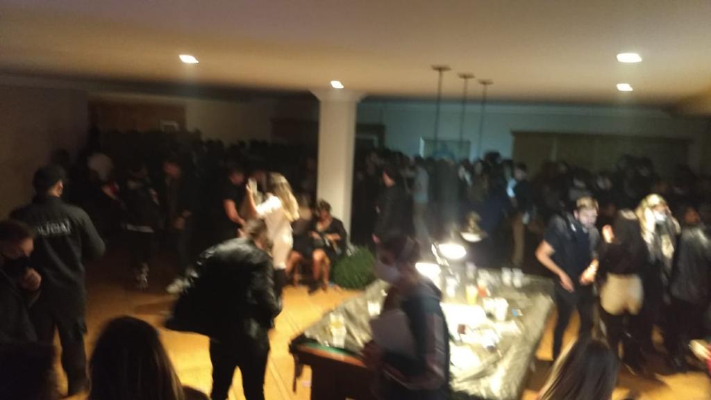 Polícia Civil interrompe festa com 300 pessoas em casa de luxo em Campos do Jordão