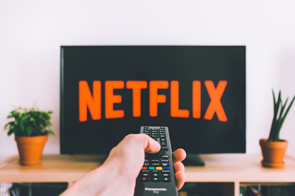 Canais de streaming deverão pagar o mesmo imposto exigido para TV e cinema, prevê projeto de lei