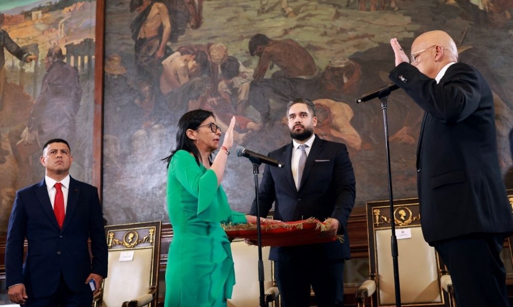 Delcy Rodríguez assume governo interino na Venezuela sob pressão dos EUA