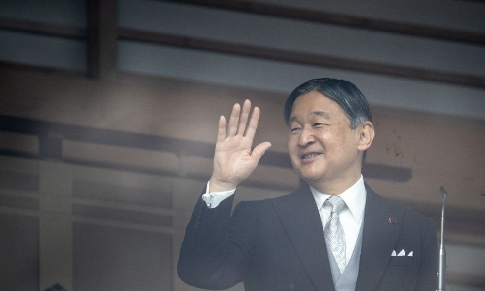 Homem fica nu diante do imperador do Japão durante discurso de Ano Novo