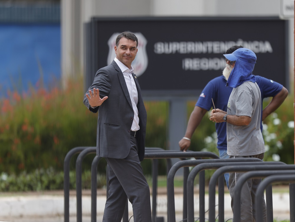 Sem candidatura sacramentada, Flávio viaja para Israel em busca de alianças