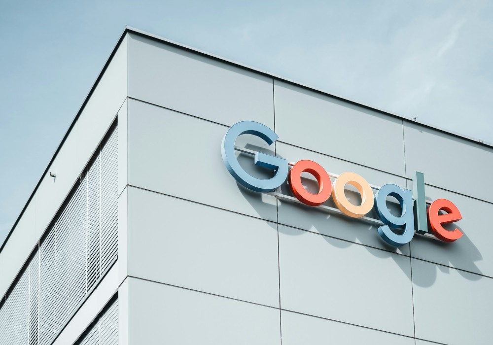 Apple e Google anunciam parceria para atualizar Siri