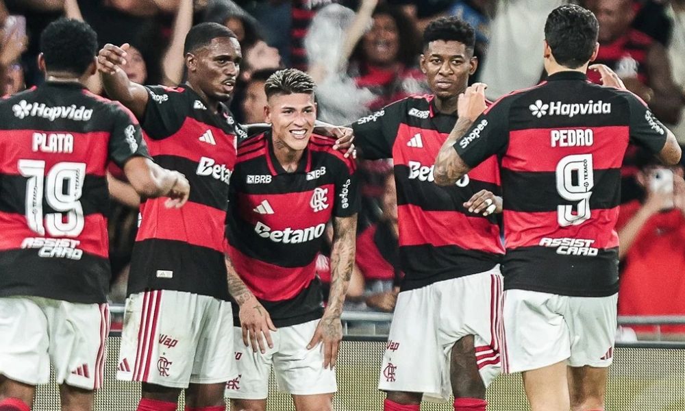 Avião do Flamengo voa em círculos por São Paulo devido ao mau tempo